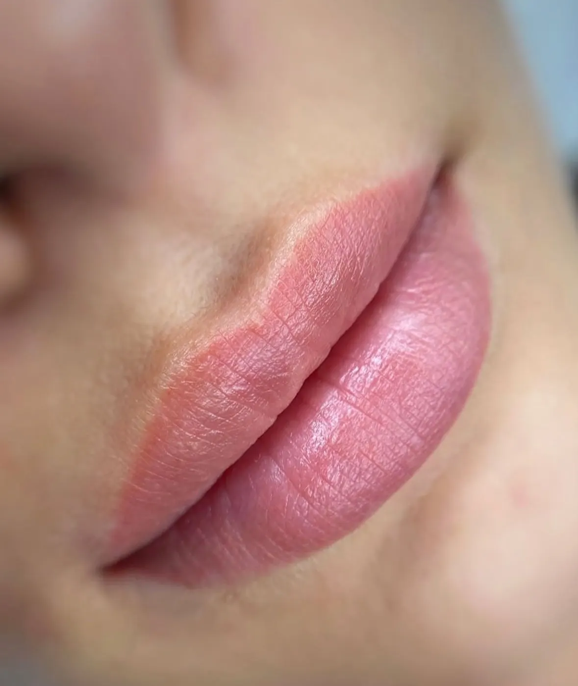 Dermopigmentation naturelle des lèvres pour un rendu subtil.