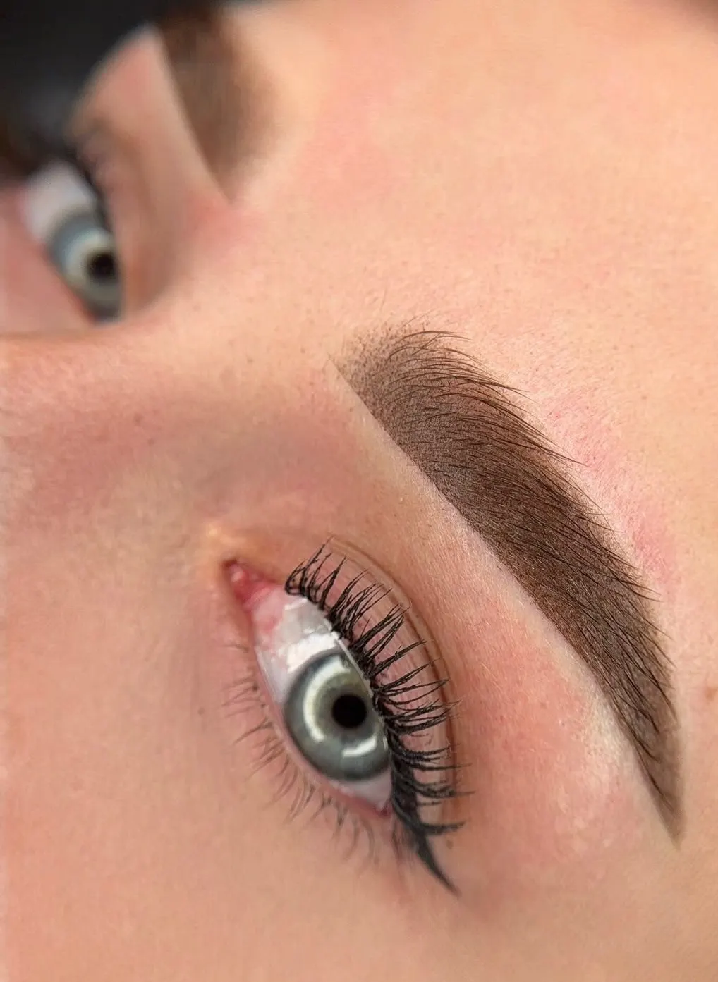 Maquillage permanent des sourcils avec rendu naturel.